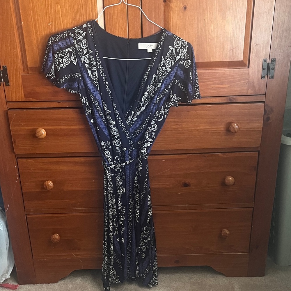 LOFT Women's Navy and White Floral Dress sizes 0 or 2
